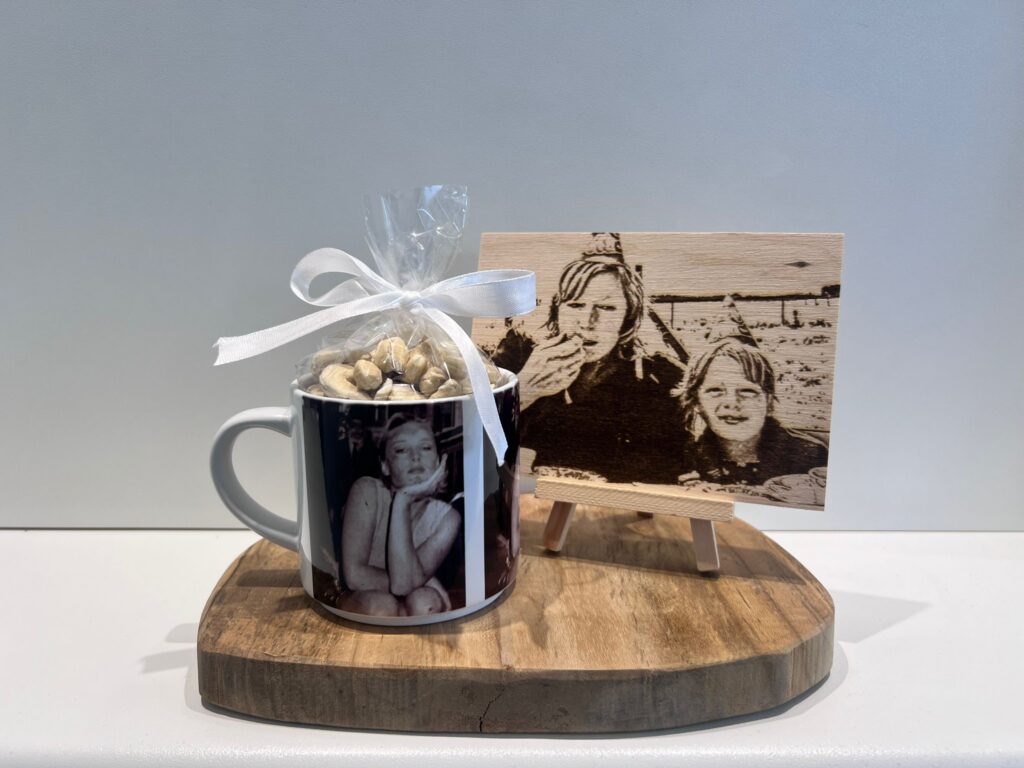 Bedrukte mok en foto gegraveerd in hout op een houten plank