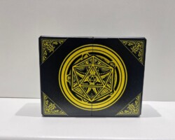 Zwarte Dungeons & Dragons-doos met gouden d20-motief